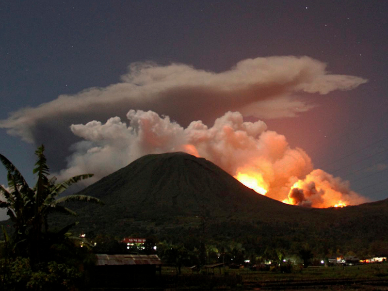 Vulcanul Lokon din Indonezia a erupt