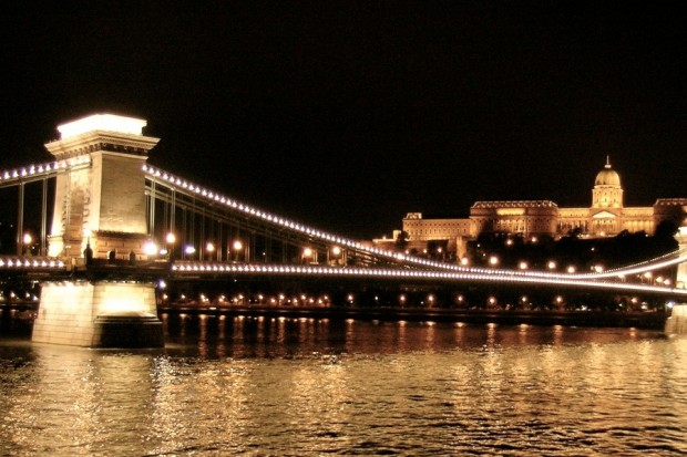 podul cu lanturi Budapesta