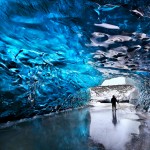 Una dintre peşterile gheţarului Vatnajökull la interior
