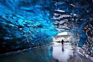 Una dintre peşterile gheţarului Vatnajökull la interior 