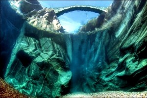 Podul Raului Verzasca, vazut de sub apa