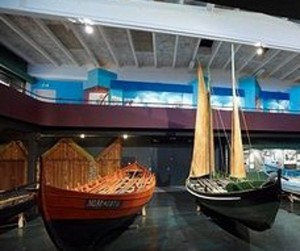 O parte din barcile expuse la muzeul din Leirvík
